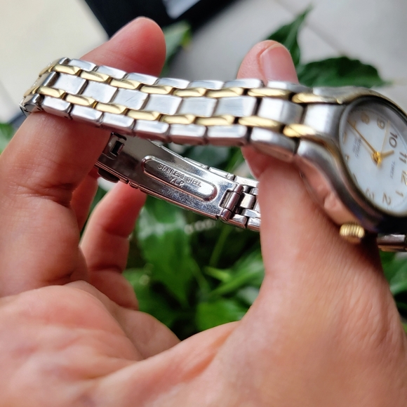 Classic Timex Indiglo Silver Watch - Picture 10 of 10